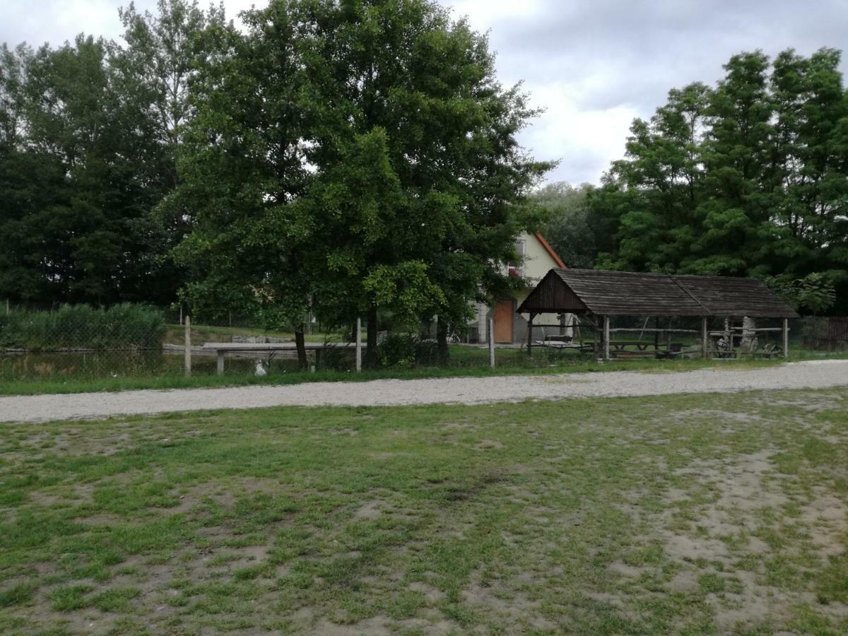 Agrowczasy Nad Stawem Villa Gartatowice Exterior foto
